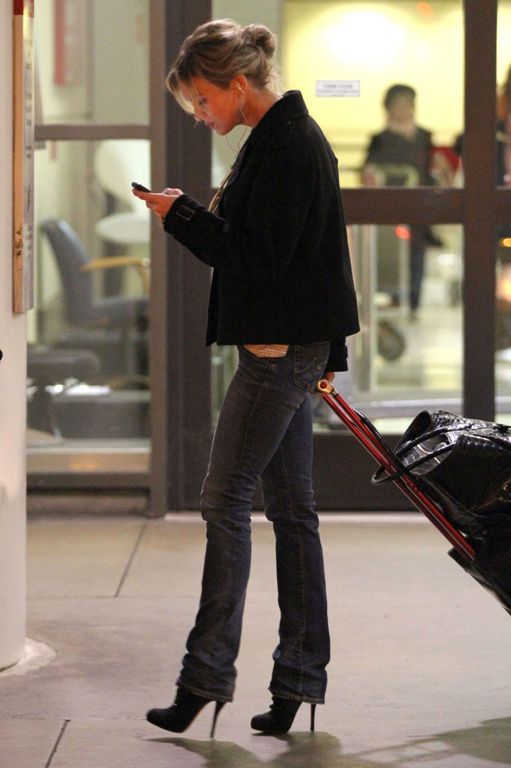 Рене в LAX Photobucket