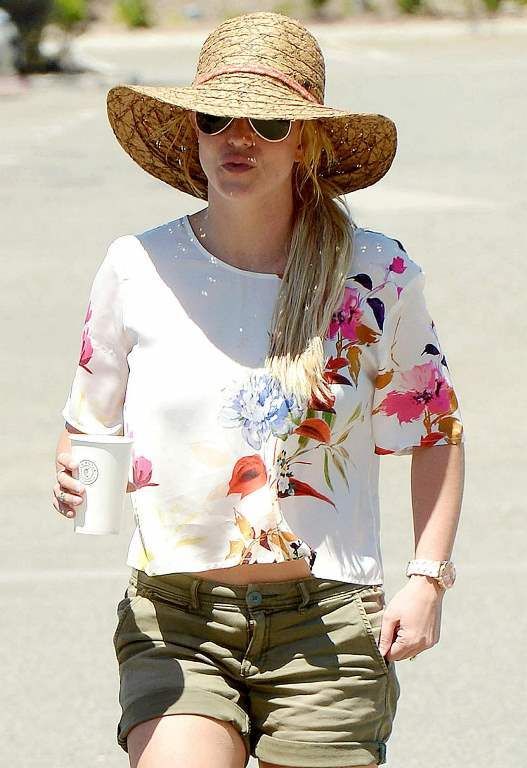  photo Britney_Spears_-_out___about_in_Calabasas_July_3-2015_116_zpssfhrso5a.jpg