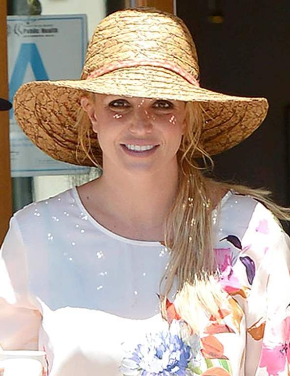  photo Britney_Spears_-_out___about_in_Calabasas_July_3-2015_127_zpscppkv1ci.jpg