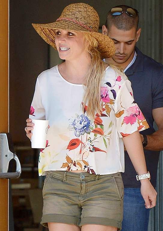  photo Britney_Spears_-_out___about_in_Calabasas_July_3-2015_131_zps4ly5b2im.jpg