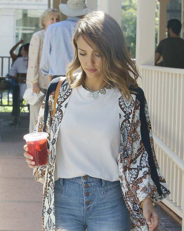  photo Jessica Alba is spotted out in Los Angeles - September 26-2015 008_zpscpqdtq0j.jpg