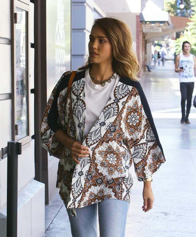  photo Jessica Alba is spotted out in Los Angeles - September 26-2015 018_zpswxn2aoeh.jpg