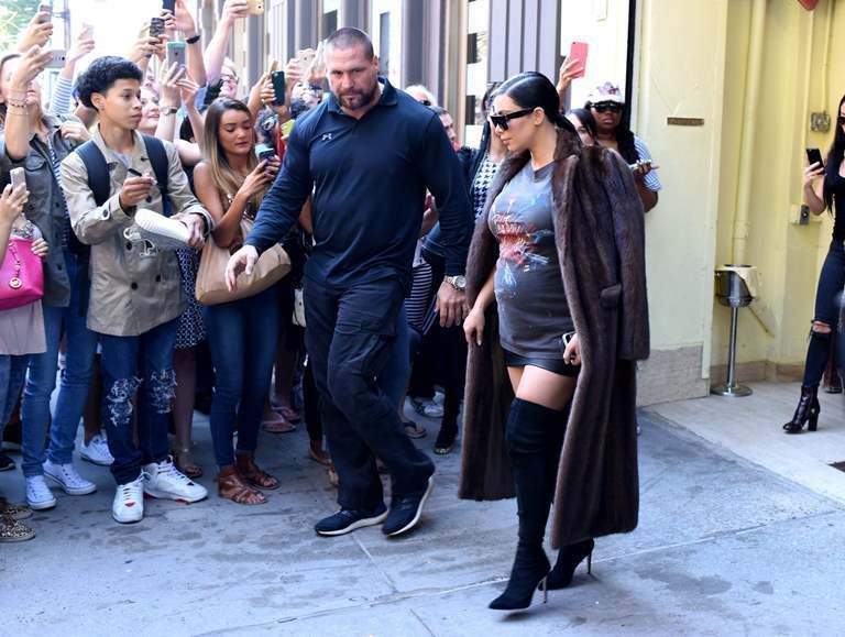  photo Kim Kardashian Steps out in New York September 15-2015 035_zpshaywz1bq.jpg