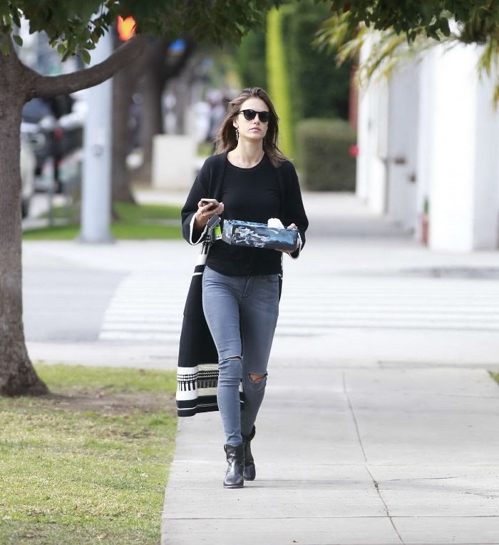  photo Alessandra_Ambrosio_-_Out_in_Brentwood___04122015_008_zps6czymqyc.jpg