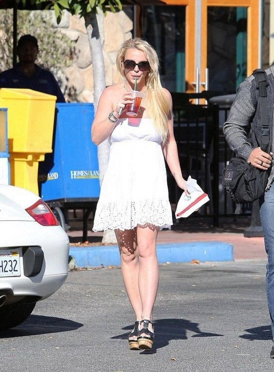  photo Britney_Spears_-_Out_in_Calabasas_-_08122015_002_zpsjgkszhu4.jpg