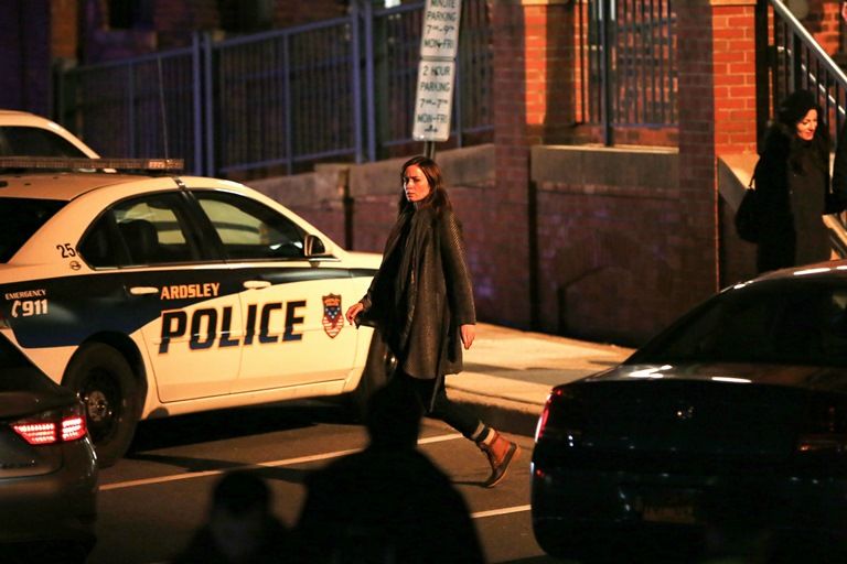 photo Emily_Blunt_-_Filming_at_a_Police_Station_in_Irvington_-_16122015_002_zpsfvtxeahr.jpg