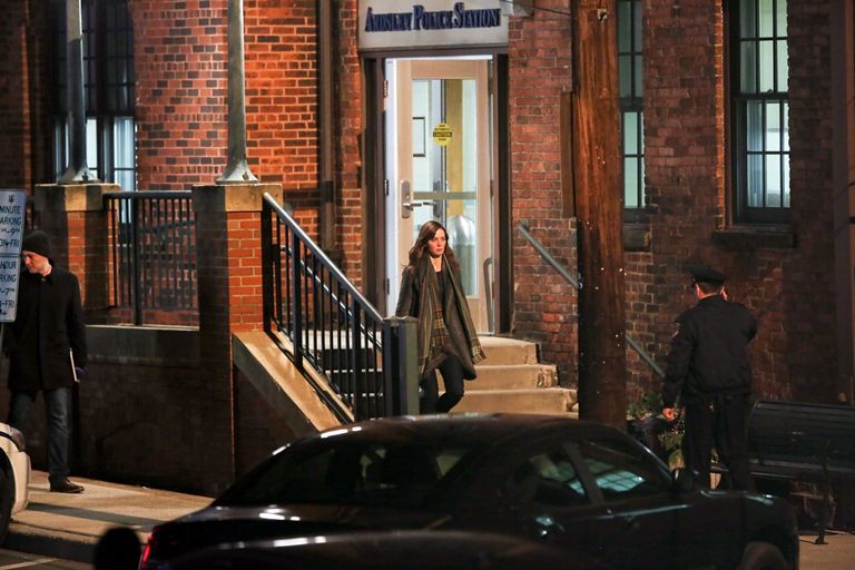  photo Emily_Blunt_-_Filming_at_a_Police_Station_in_Irvington_-_16122015_006_zpso7yfp22m.jpg