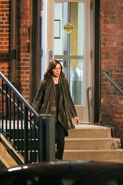  photo Emily_Blunt_-_Filming_at_a_Police_Station_in_Irvington_-_16122015_007_zpsqkiqq5s7.jpg