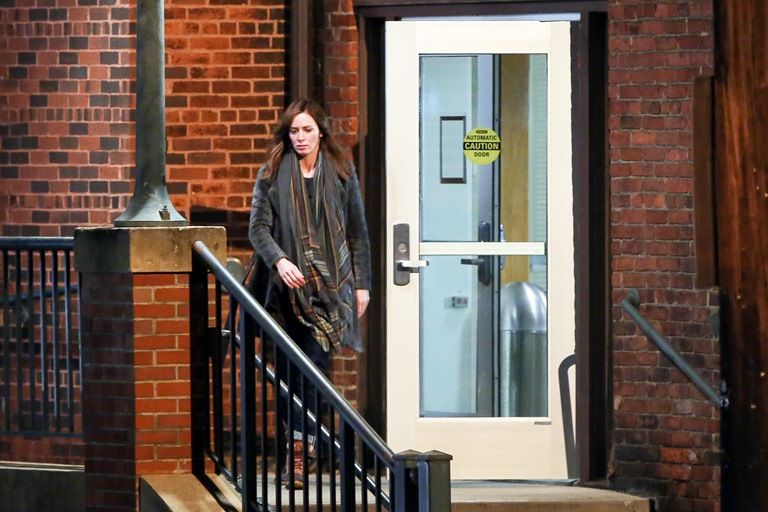  photo Emily_Blunt_-_Filming_at_a_Police_Station_in_Irvington_-_16122015_011_zpsgzpdnmu2.jpg