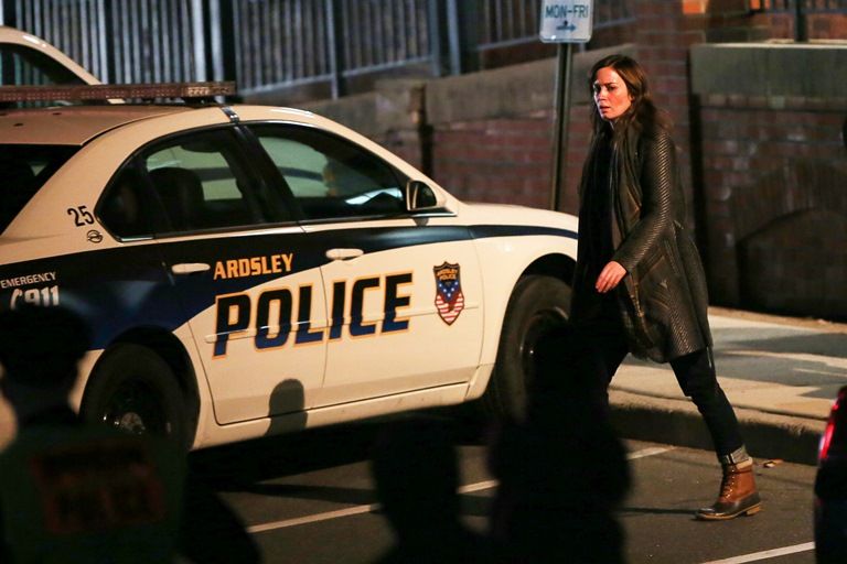  photo Emily_Blunt_-_Filming_at_a_Police_Station_in_Irvington_-_16122015_012_zpsbr1ouex9.jpg
