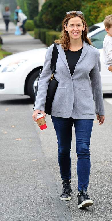  photo Jennifer Garner spotted out in Los Angeles - December 10_ 2015_14_zps8mfjhtvc.jpg