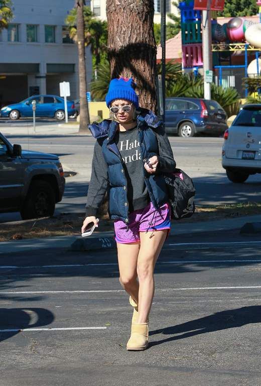 photo Kaley Cuoco is seen out and about in Los Angeles November 16-2015 008_zpsubsen2dv.jpg