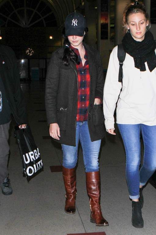  photo Lana Del Rey Pictured at Los Angeles International Airport December 13-2015 031_zpslay6prum.jpg