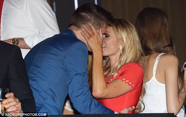 photo article-2325941-19D49E1F000005DC-454_634x399_zps5ae72f35.jpg