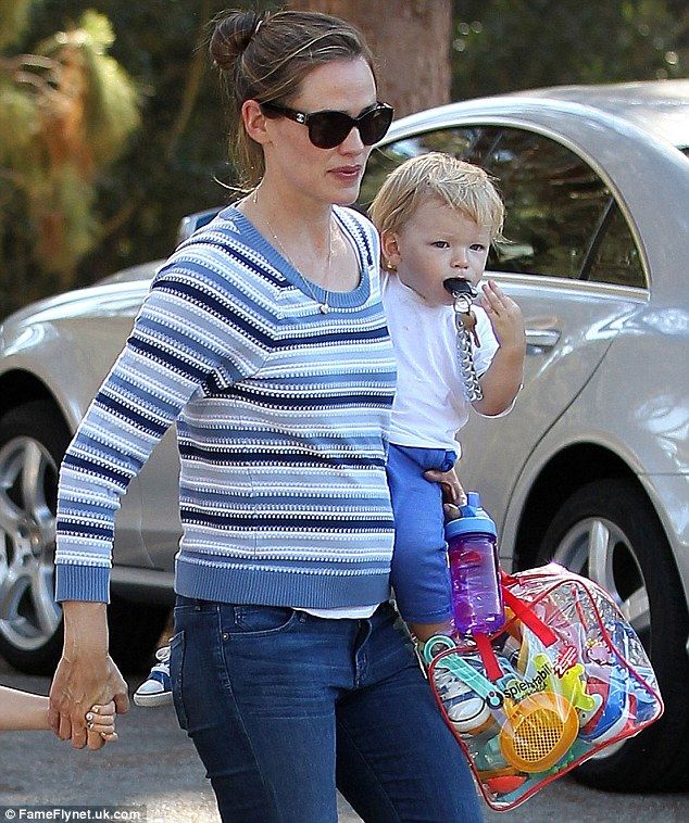  photo article-2364851-1AD50AF3000005DC-769_634x758_zps266ad0e6.jpg