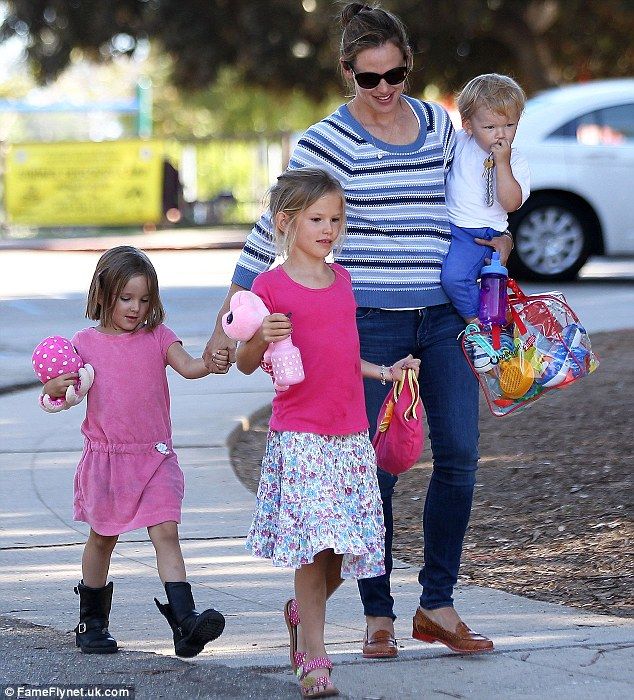  photo article-2364851-1AD50B4F000005DC-873_634x700_zpsbbc719d7.jpg