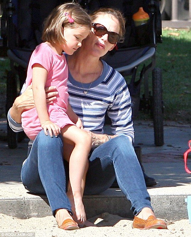  photo article-2364851-1AD510B9000005DC-586_634x789_zpsbcdaa6e7.jpg