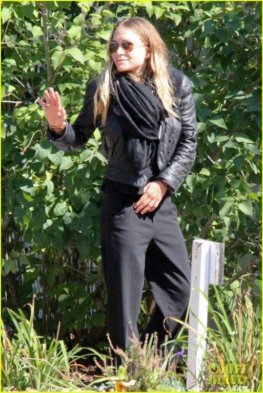 photo mary-kate-olsen-eats-out-of-olivier-sarkozy-hands-03_zps031a9e8b.jpg