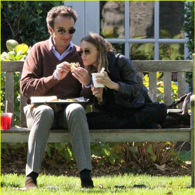 photo mary-kate-olsen-eats-out-of-olivier-sarkozy-hands-04_zpsa7868740.jpg