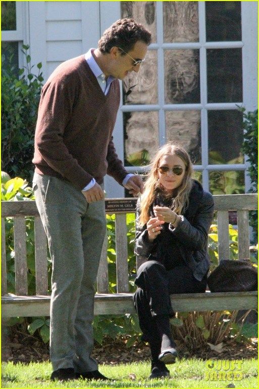 photo mary-kate-olsen-eats-out-of-olivier-sarkozy-hands-05_zpsfe54f66e.jpg