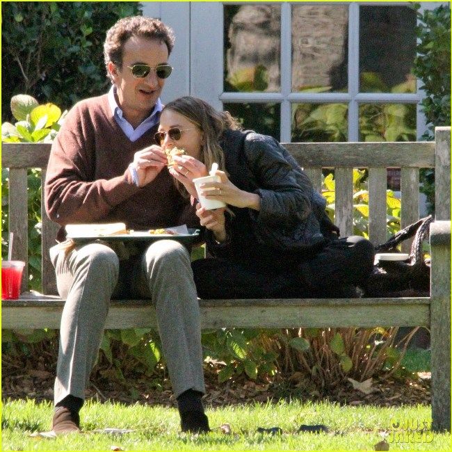 photo mary-kate-olsen-eats-out-of-olivier-sarkozy-hands-10_zps304e467b.jpg