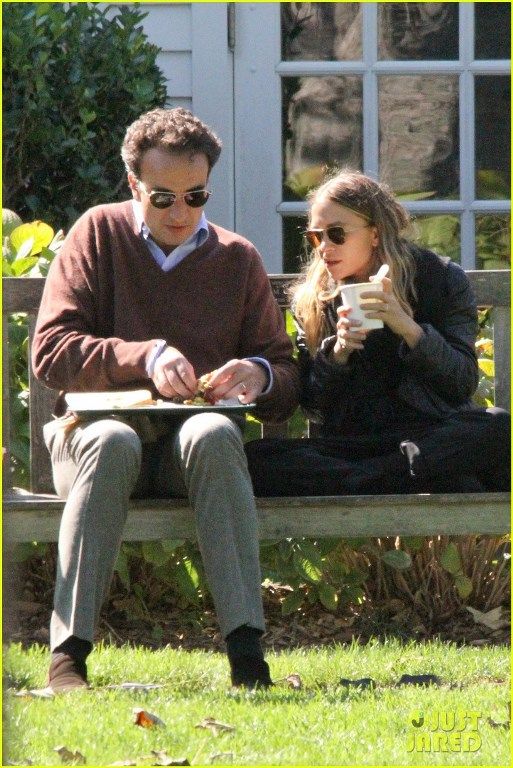 photo mary-kate-olsen-eats-out-of-olivier-sarkozy-hands-11_zps46a91451.jpg