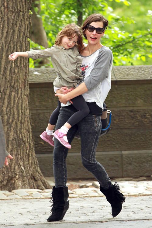 photo milla-jovovich-ever-bonding-in-the-big-apple-1-500x750_zps00797d09.jpg