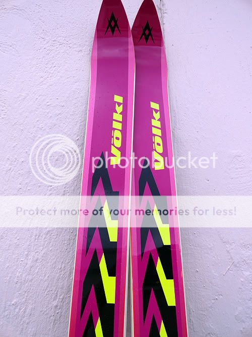   Skis VOLKL MENS SKIS P19 WITH LOOK BINDINGS AND POLES AND CASE  