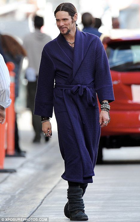 http://i1086.photobucket.com/albums/j458/tesery5/2011star/article-0-11879920000005DC-199_468x741.jpg