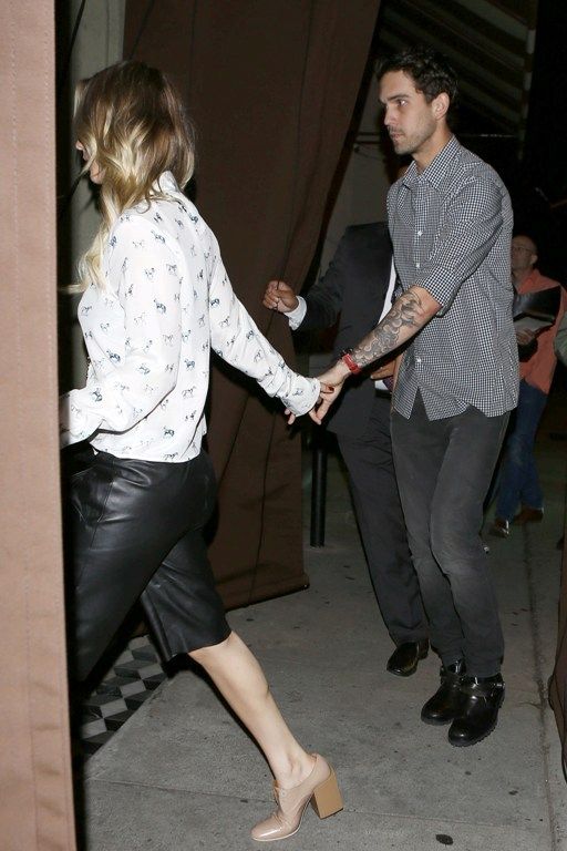 photo KaleyCuoco_DFSDAW_008_zps102757c2.jpg