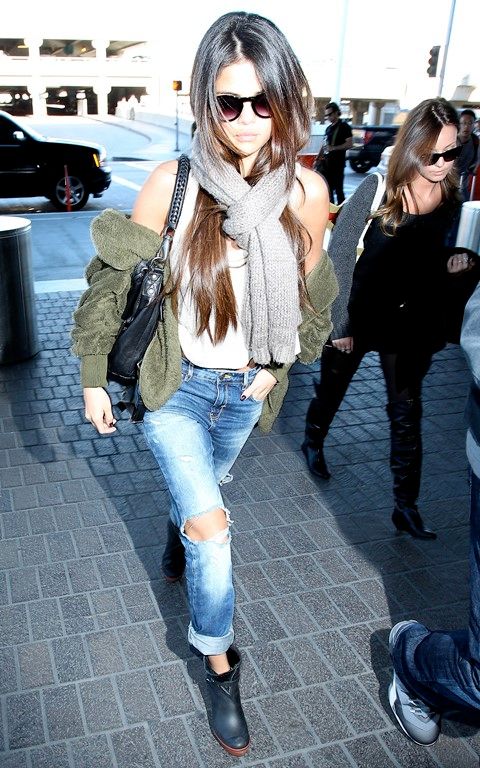 photo SelenaGomezLAX_021414_9_zpsde816526.jpg