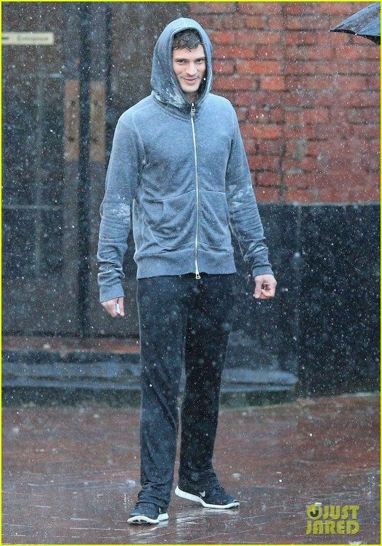 photo jamie-dornan-runs-in-the-rain-for-fifty-shades-of-grey-01_zpsd7db986c.jpg