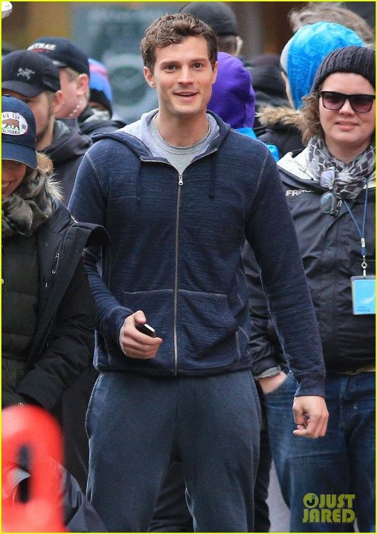 photo jamie-dornan-runs-in-the-rain-for-fifty-shades-of-grey-04_zps737c67cc.jpg