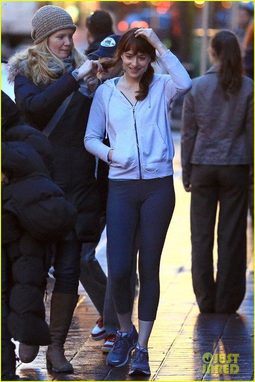 photo jamie-dornan-runs-in-the-rain-for-fifty-shades-of-grey-05_zpsf744b4a3.jpg