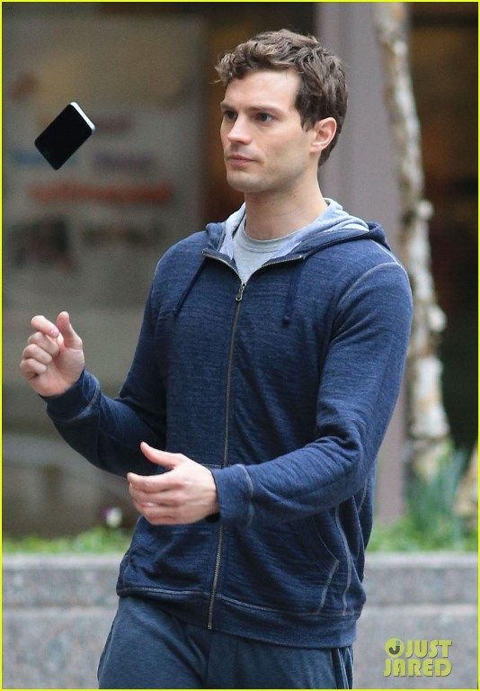 photo jamie-dornan-runs-in-the-rain-for-fifty-shades-of-grey-07_zps472e5b36.jpg
