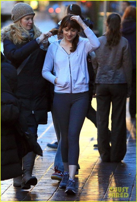 photo jamie-dornan-runs-in-the-rain-for-fifty-shades-of-grey-14_zpsc16bf4b6.jpg