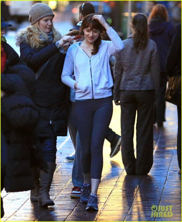 photo jamie-dornan-runs-in-the-rain-for-fifty-shades-of-grey-15_zpse194722e.jpg
