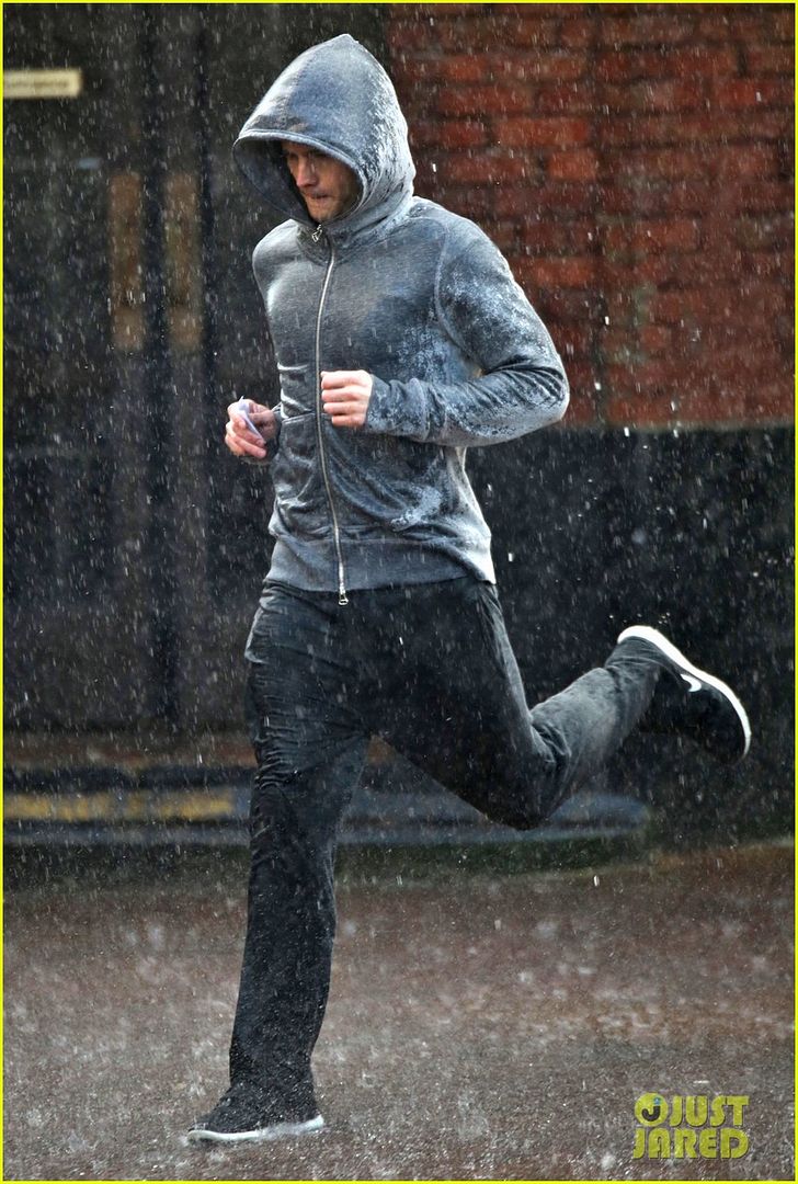photo jamie-dornan-runs-in-the-rain-for-fifty-shades-of-grey-18_zps7bdcc245.jpg