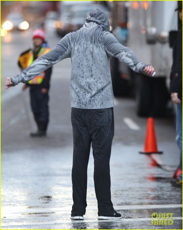 photo jamie-dornan-runs-in-the-rain-for-fifty-shades-of-grey-30_zps7ba52945.jpg