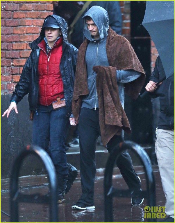 photo jamie-dornan-runs-in-the-rain-for-fifty-shades-of-grey-32_zpsd12b7e4b.jpg