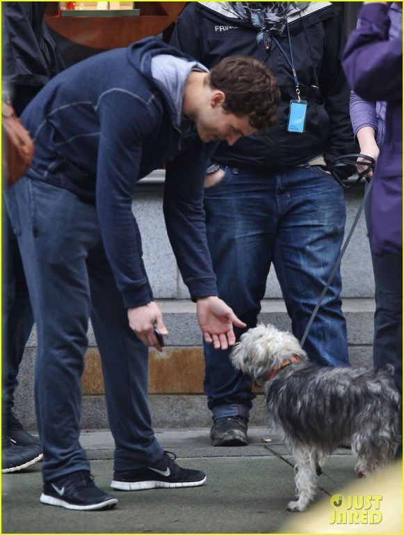 photo jamie-dornan-runs-in-the-rain-for-fifty-shades-of-grey-35_zps5daf2dbd.jpg