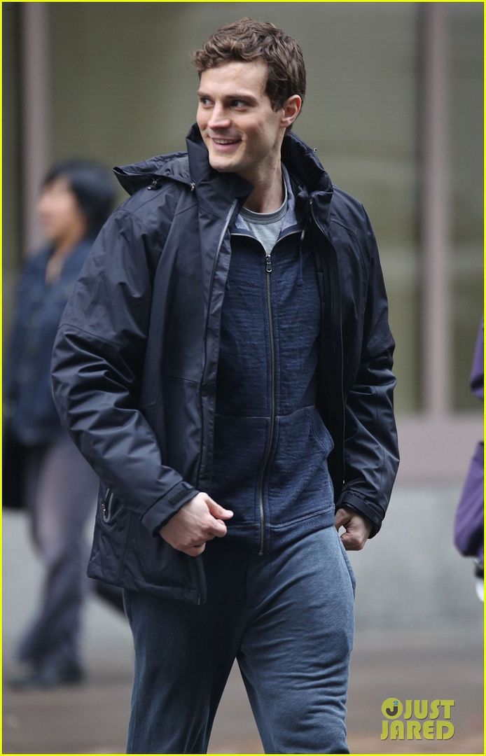 photo jamie-dornan-runs-in-the-rain-for-fifty-shades-of-grey-37_zps51763254.jpg
