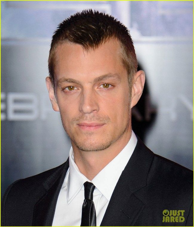photo joel-kinnaman-robocop-uk-premiere-with-olivia-munn-07_zps45e27c01.jpg