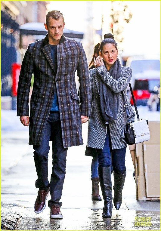 photo olivia-munn-joel-kinnaman-hold-hands-on-wet-valentines-day-01_zpsde93af5f.jpg