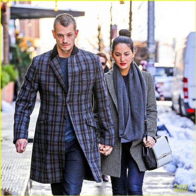 photo olivia-munn-joel-kinnaman-hold-hands-on-wet-valentines-day-02_zps6f7134e8.jpg