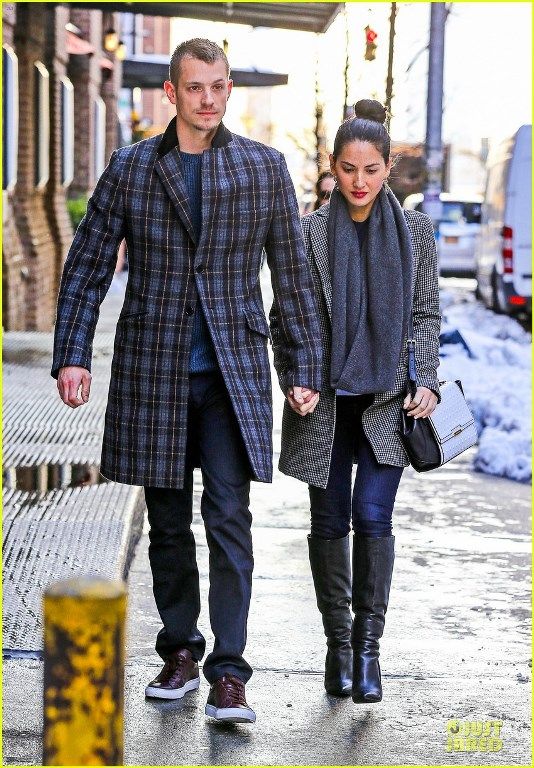 photo olivia-munn-joel-kinnaman-hold-hands-on-wet-valentines-day-06_zpsb88fb8e8.jpg