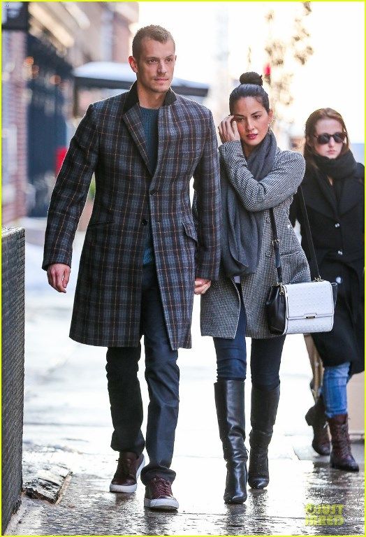photo olivia-munn-joel-kinnaman-hold-hands-on-wet-valentines-day-11_zpsc1e1dd70.jpg