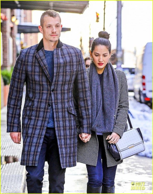 photo olivia-munn-joel-kinnaman-hold-hands-on-wet-valentines-day-12_zps54aef1be.jpg