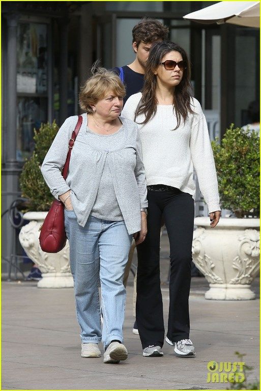 photo mila-kunis-ashton-kutcher-engaged-report-17_zps6d102ba0.jpg