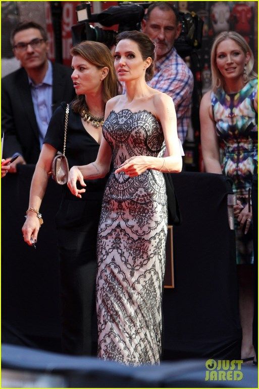 photo angelina-jolie-gets-support-from-hubby-brad-pitt-at-unbroken-14_zps2ef5fe06.jpg